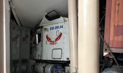 Hiện trường vụ xe đầu kéo tông sập 3 nhà dân ở TP.HCM