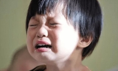 Cháu trai 4 tuổi có thói quen trùm kín đầu lúc ngủ, bà nội khóc ngất khi biết nguyên nhân từ mẹ kế