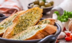 Cách làm bánh mì bơ tỏi siêu đơn giản tại nhà