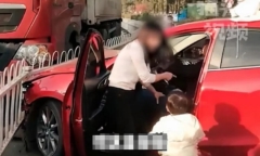 Bắt tại trận chồng đi du lịch với 
