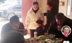 Mẹ chồng đuổi con dâu và cháu nội khỏi mâm cỗ, lời kể của họ hàng khiến ai nấy đều xót xa