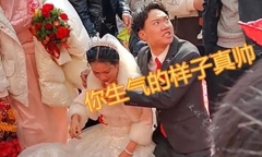 Đang khấu đầu hành lễ bố mẹ, hành động phía sau của họ hàng khiến cô dâu khóc nức nở
