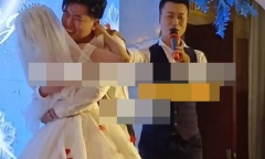 Chú rể ôm chặt cô dâu rời khiến quan khách bối rối, người dẫn chương tình phải 