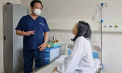 Nữ sinh 12 tuổi phải nghỉ học, không thể đi lại vì vòng một khổng lồ
