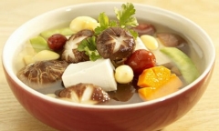 Đổi bữa với món canh nấm hạt sen lạ miệng bổ dưỡng
