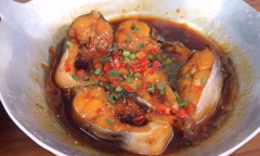 Mách bạn cách làm cá basa kho tộ đậm vị, ăn mãi không chán