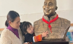 Cô bé 3 tuổi ôm chặt tượng đá không buông, biết được lý do ai nấy đều rưng rưng nước mắt