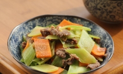 Muốn thịt bò xào không bị dai phải thêm ngay nguyên liệu này, già trẻ đều nhai được