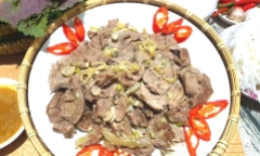 Bày lên mâm món thịt bò hấp sả này chỉ một loáng là hết sạch, cả nhà ăn không thừa miếng nào