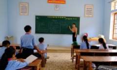 Phản đối sát nhập trường, hàng trăm phụ huynh không cho con đi học