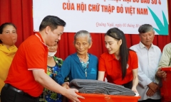 Nhã Phương hỗ trợ bà con miền Trung sau ảnh hưởng của cơn bão số 4 