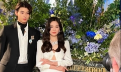 Song Hye Kyo gây 'sốt' với nhan sắc thăng hạng khi sánh đôi cùng nam tài tử kém 16 tuổi