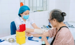 Tưởng phải gắn bó với xe lăn, người đàn ông 47 tuổi bất ngờ đứng vững sau ca mổ