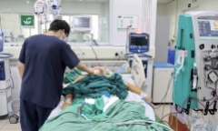 Lội nước dọn nhà sau ngập, nhiều người nhiễm xoắn khuẩn gây vàng da, suy gan, nôn ra máu