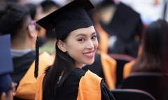 Hoa hậu Tiểu Vy trong buổi lễ tốt nghiệp đại học