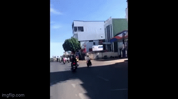 Công an đón đầu xử lý người đàn ông đi xe máy 