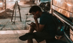 Người đàn ông khóc nức nở giữa đường lúc nửa đêm vì con gái đòi bỏ học