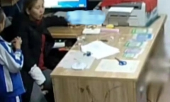 Bà mẹ quát mắng con trai vì lười học, câu nói uất ức của đứa trẻ khiến phụ huynh đứng hình