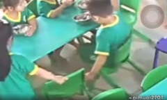 Thấy bạn nữ chuẩn bị ăn cơm, bé trai tiểu học có hành động tinh tế gây 