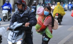 Trời rét dưới 10 độ C, nhiều học sinh tiểu học ở Hà Nội vẫn đến trường