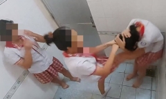 TP.HCM: Xuất hiện clip nữ sinh đánh bạn trong nhà vệ sinh tại trường học 
