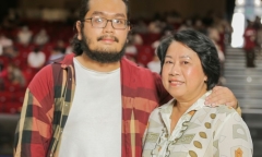 Người mẹ 59 tuổi đỗ đại học cùng con trai, dự định học lên thạc sĩ