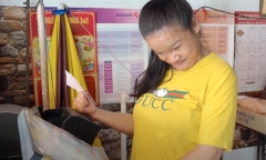 Cô gái khuyết tật bán vé số kiếm tiền nuôi mẹ già, giúp đỡ chị gái học đại học