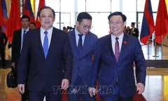 Chủ tịch Quốc hội Vương Đình Huệ hội kiến Thủ tướng Lào Sonexay Siphandone