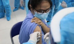 Tiêm mũi thứ 3 vaccine Moderna bằng nửa liều cơ bản