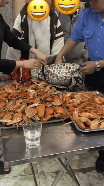 Hà Nội: 7 thực khách đi ăn buffet hải sản và bí mật trong chiếc balo nặng hơn 10kg dưới gầm bàn