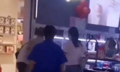 Chồng bắt gặp vợ trong trung tâm thương mại, nhìn người đi cùng liền “nổi cơn tam bành”