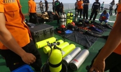 AirAsia QZ8501: Đã tìm thấy 4 mảnh vỡ máy bay