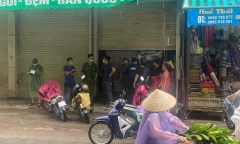 Kinh hãi phát hiện thi thể vợ chồng chủ cửa hàng trong tư thế treo cổ