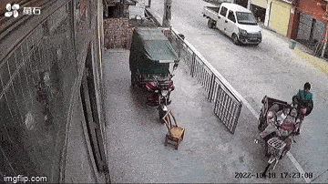 Video: Dừng xe nhưng không rút chìa khóa, người mẹ khiến con gặp nguy hiểm