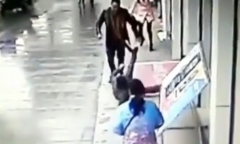 Clip: Cướp túi xách của cô gái trên phố, gã đàn ông bị 
