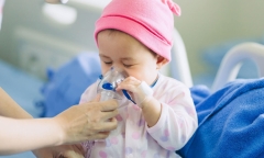 Trời nồm ẩm kéo dài, phụ huynh miền Bắc cần chú ý bệnh sởi, viêm phổi và sốt virus ở con trẻ