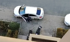 Cha già lái xe xuyên đêm vượt hơn 1.100km mang đồ ăn tới cho con gái lấy chồng xa