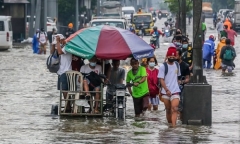 Lũ lụt nghiêm trọng ở Philippines: Hàng nghìn người lội nước rời khỏi Manila sau nhiều ngày mưa xối xả