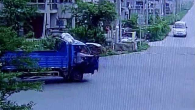 Clip: Xe tải ôm cua tốc độ cao văng người đàn ông ra xa