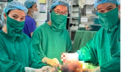 Hi hữu sản phụ 28 tuổi ở Hà Nội sinh đôi, một bé vẫn còn nguyên trong bọc ối