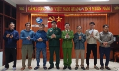 Hai ngư dân dũng cảm lao ra biển cứu người phụ nữ bị sóng cuốn khi hái rong mứt