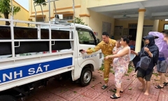 Mẹ và 3 con trú ẩn trong nhà tắm, bật khóc vì mái nhà bị bão số 5 giật bay