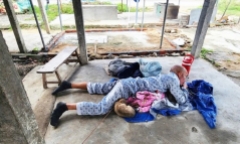 Giúp đỡ người đàn ông tâm thần đi lạc, nằm bất động do đói nhiều giờ