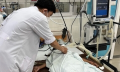 Hai học sinh đuối nước khi tắm biển tại Quảng Ngãi, một cháu tử vong