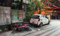 Khoảnh khắc ô tô tông liên hoàn nhiều phương tiện rồi bỏ chạy ở Hà Nội