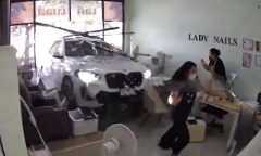 Clip: Ô tô bất ngờ lao như 