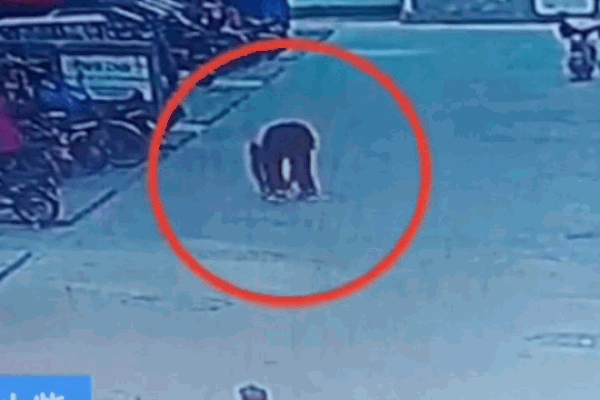 Nghịch dại ném que diêm vào hố ga, bé trai bị thổi tung, lộn ngược kinh hoàng