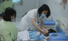 Sởi chưa hạ nhiệt, bác sĩ nhấn mạnh việc phụ huynh phải làm thời điểm này