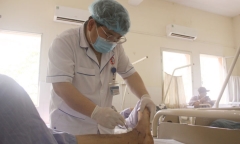 Bác sĩ chạy đua cứu bàn chân đứt lìa chân do máy cắt cỏ chém