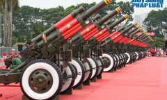 Người dân háo hức chiêm ngưỡng dàn pháo lễ tại SVĐ Mỹ Đình